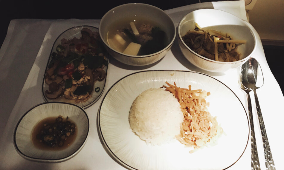 Erstflug Thai Airways FRA - HKT Business Class Hautpgericht Abendessen