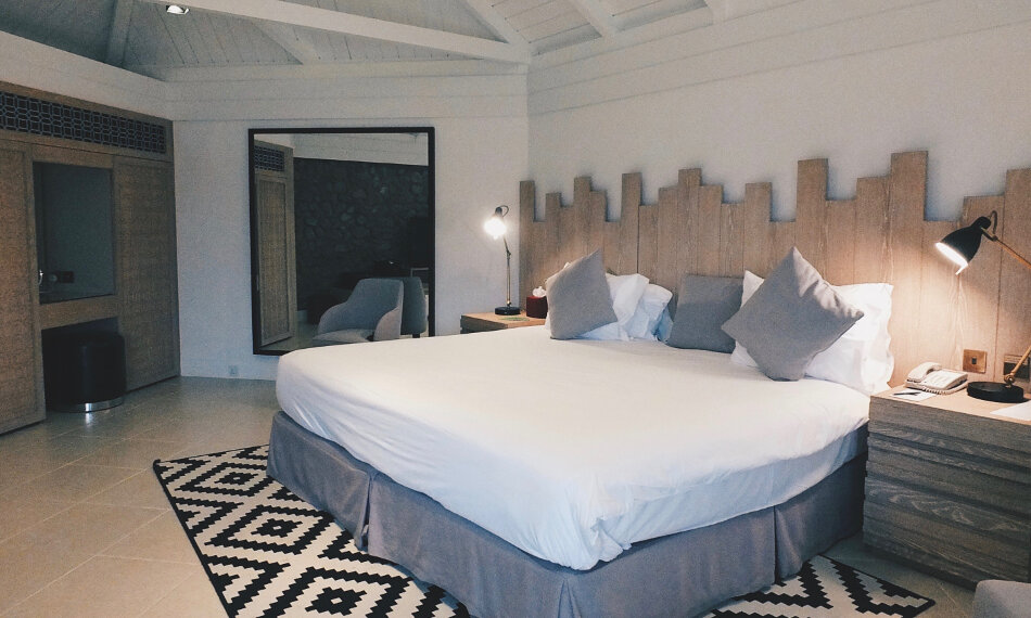 JA Hatta Fort Hotel Dubai Deluxe Mountain View Room Doppelbett mit Spiegel