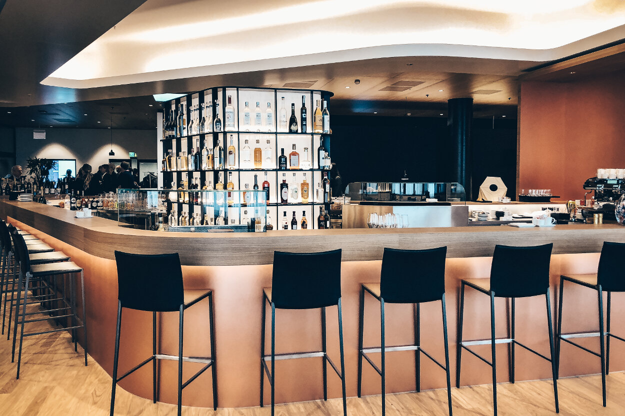 Neue Swiss First Class Lounge Zürich A - Barista und Grappa Bar