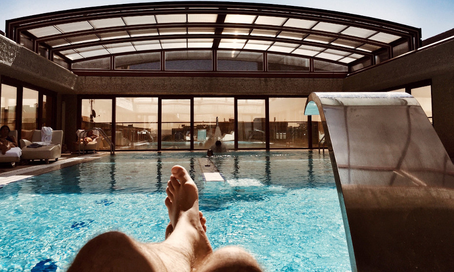 Hilton Madrid Airport Swimmingpool Reiseblog Travel with Massi