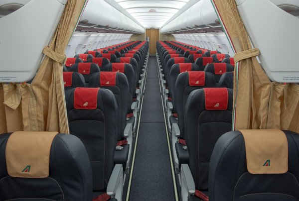 Alitalia neue Kabine für die Flotte der Kurz- und Mittelstrecke Blick aus der Economy Class Kabine nach vorne