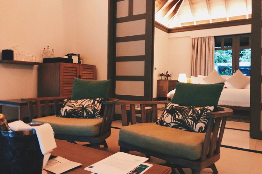 Review JA Manafaru Maldives 1 Bedroom Beach Suite Villa Wohnbereich Blick ins Schlafzimmer
