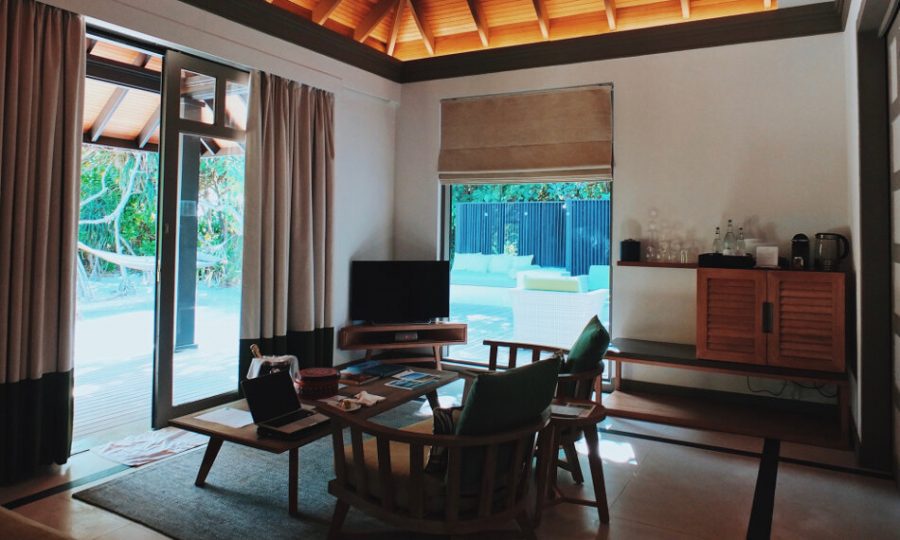 Review JA Manafaru Maldives 1 Bedroom Beach Suite Wohnbereich