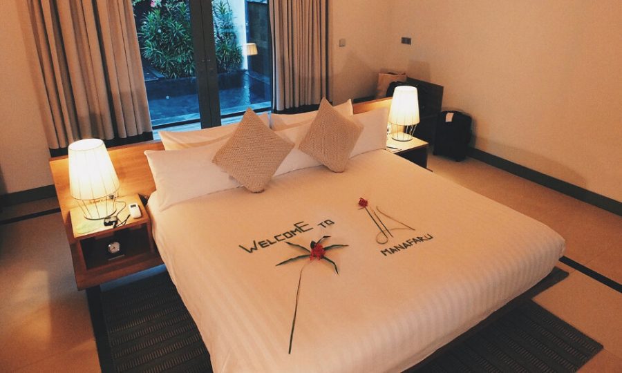 Review JA Manafaru Maldives 1 Bedroom Beach Suite Willkommensgruss Bett