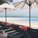 Review JA Manafaru Maldives Infinity Pool Liegen 2