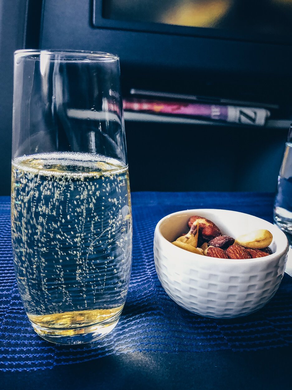 Review United Polaris Business Class Boeing 767 Champagner und warme Nüsse