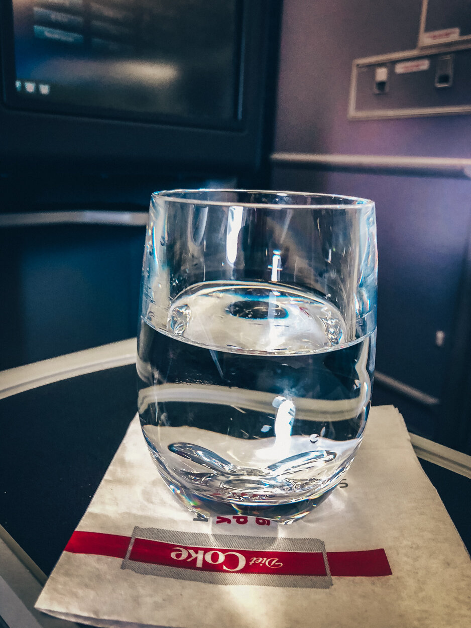 Review United Polaris Business Class Boeing 767 Pre-Departure Drink Wasser Plastikglas