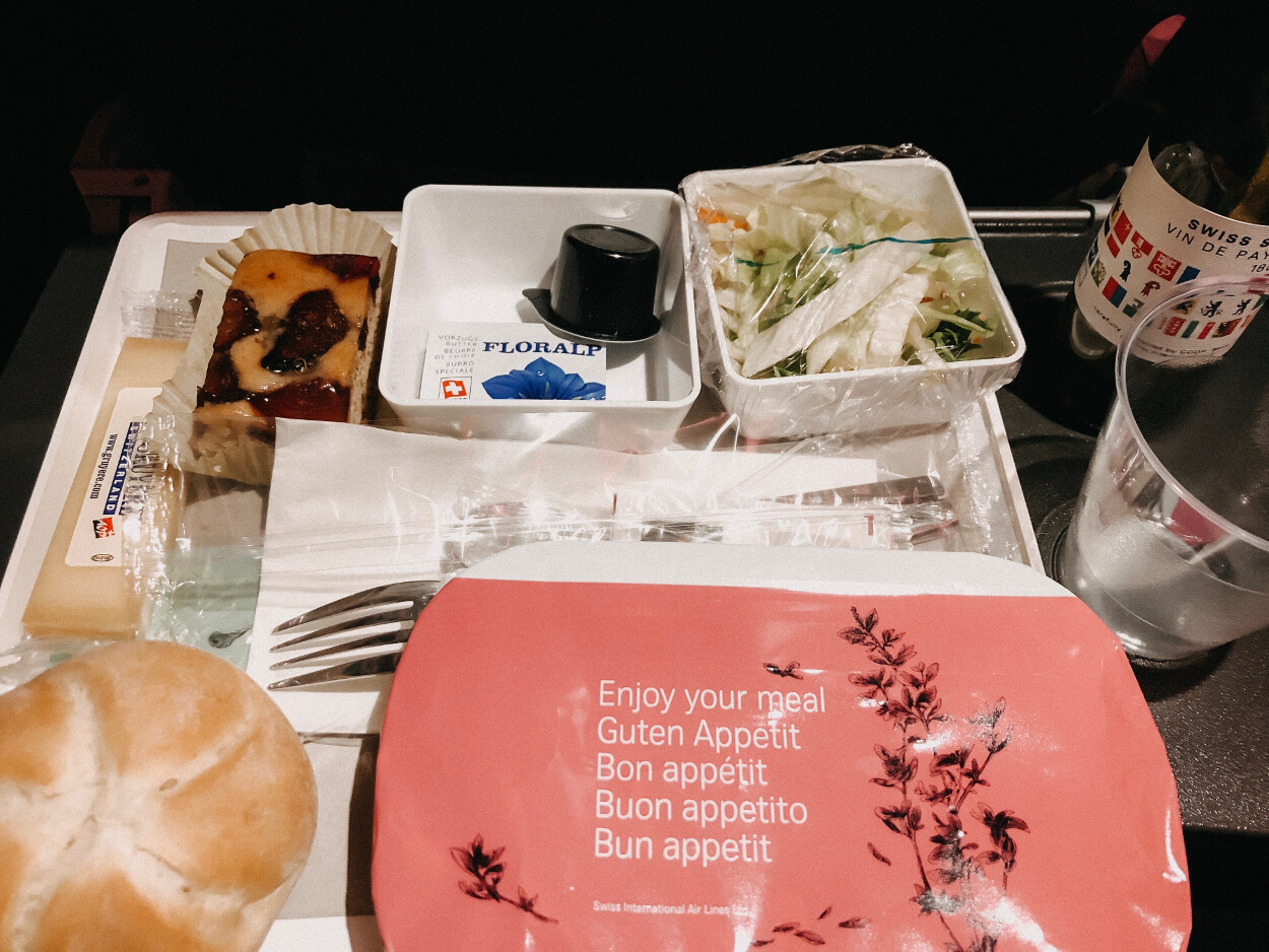 Swiss Economy Class Airbus A330 Zürich - New York (Newark) Essen Tablett