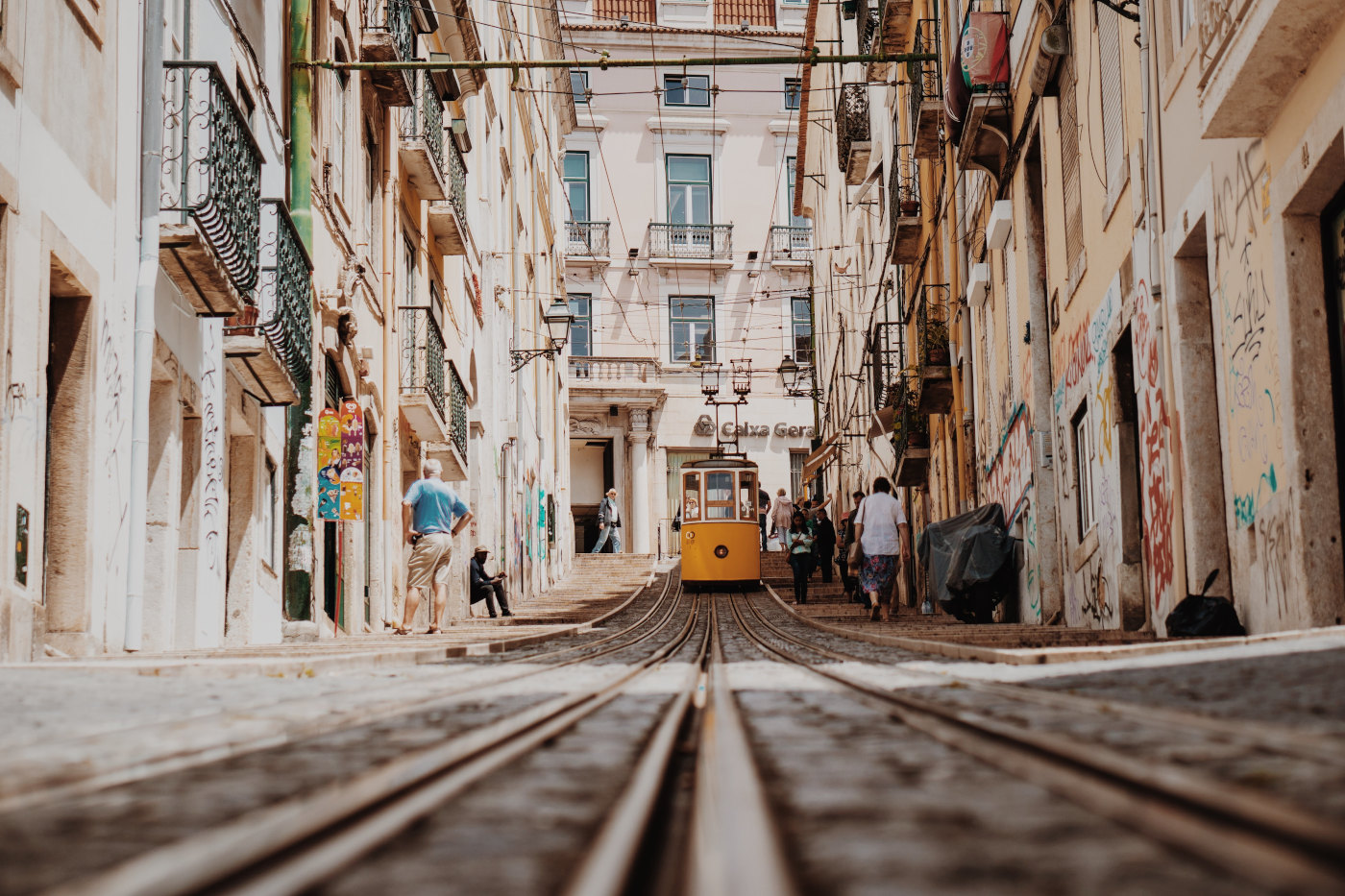 Lissabon mit gelber Straßenbahn