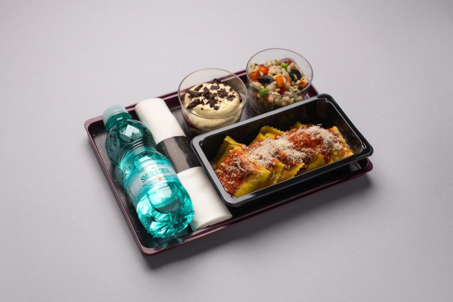 Air Italy Economy Class neuer Bordservice Pizza Hauptmahlzeit Pasta