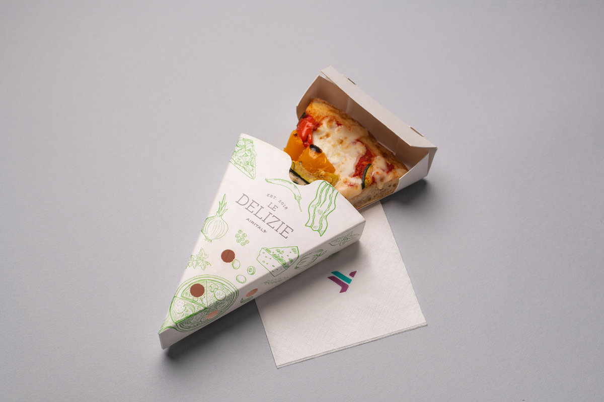 Air Italy Economy Class neuer Bordservice Pizza Snack