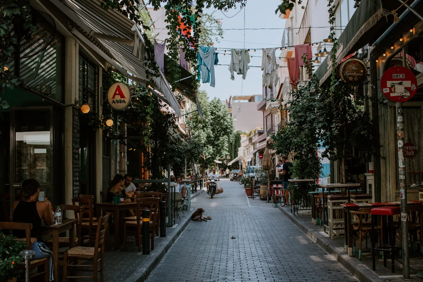 Straßen mit Tavernen in Athen, Griechenland
