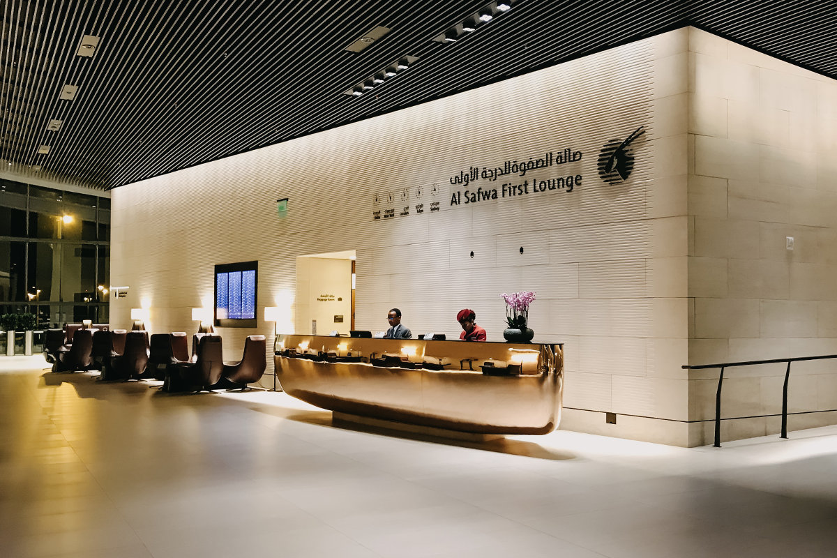 Eingang Rezeption der Qatar Airways Al Safwa First Lounge Zugang für Privilege Club Platinum Mitglieder