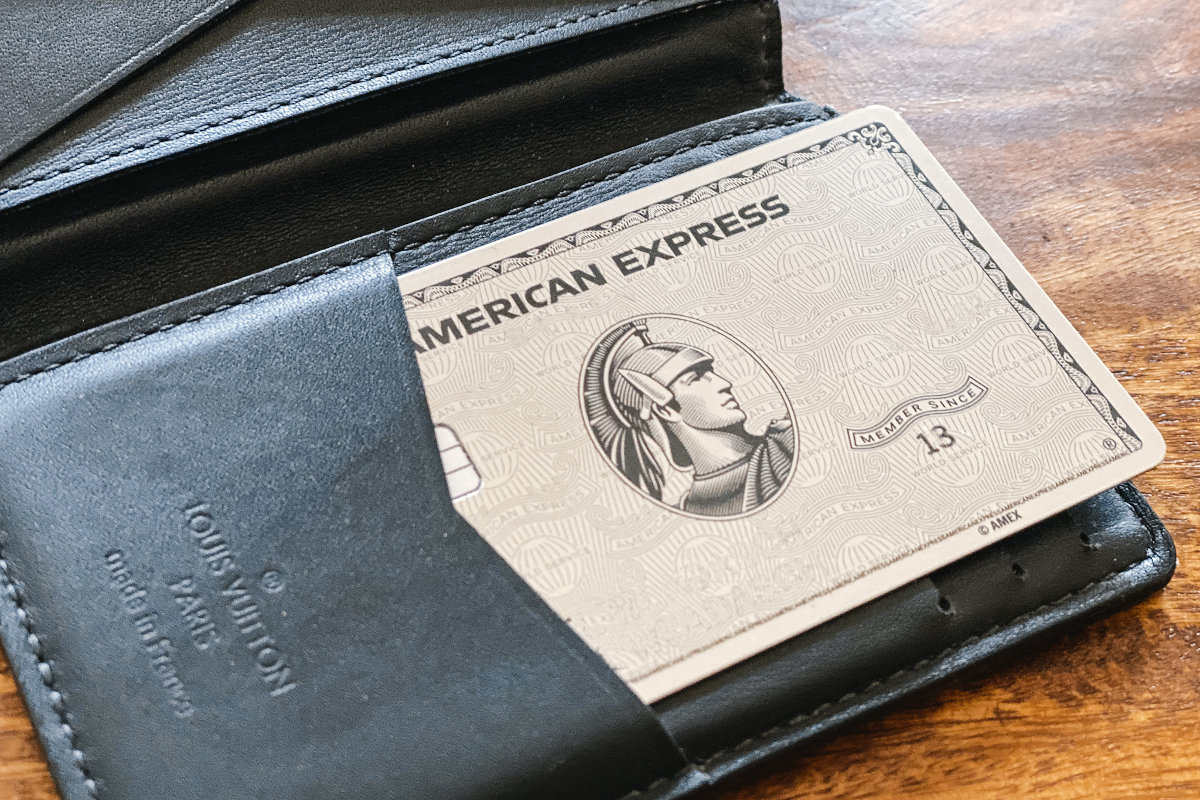 American Express schaut aus einem Louis Vuitton Kartenetui hervor