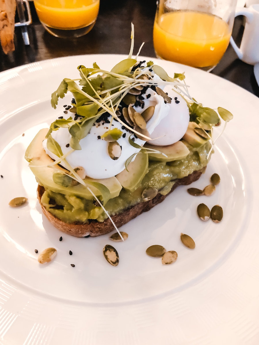The Gainsborough Frühstück mit Avocado Toast und pochierten Eiern 