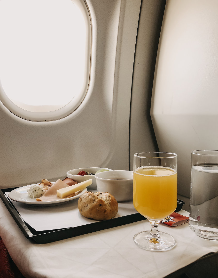 günstige Lufthansa Business Class Flüge auf die Kanaren Frühstück bei Edelweiss