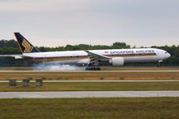 Singapore Airlines Boeing 777-300ER landet am Flughafen München