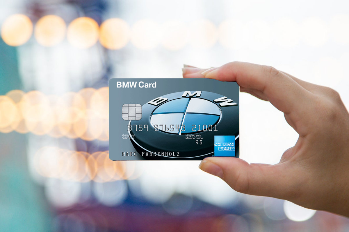 American Express BMW Card in einer Frauenhand