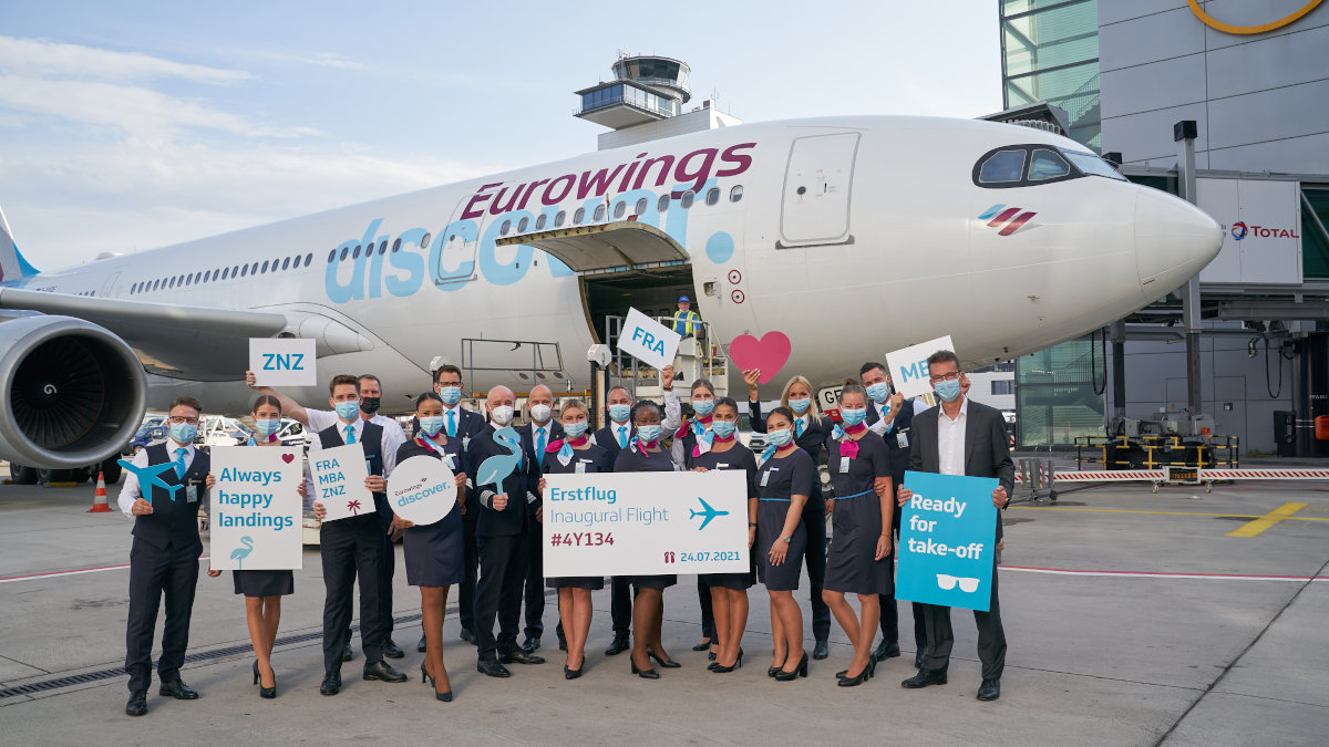 Gruppenfoto der Eurowings Discover Crew vor dem Erstflug nach Mombasa und Sansibar