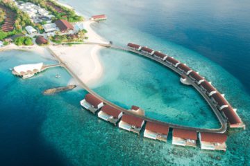 Malediven erheben Ausreisesteuer Blick auf The Westin Maldives Miriyandhoo Resort