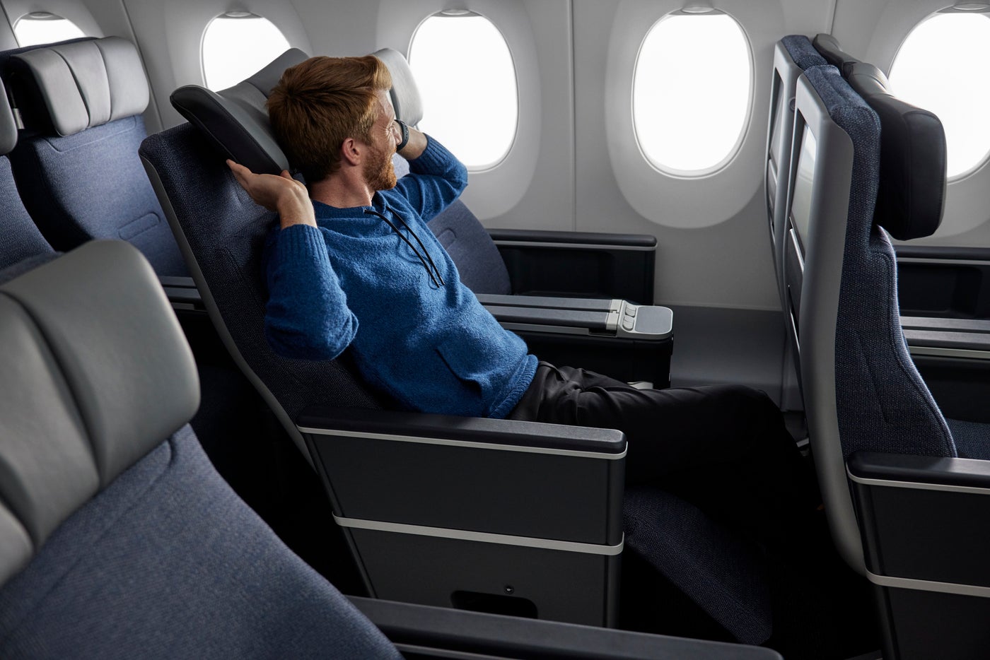 Finnair Premium Economy Airbus A350 Mann streckt sich aus