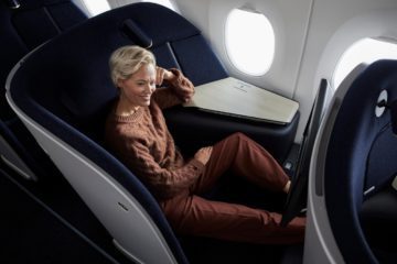 Frau relaxed in der neuen Finnair Business Class