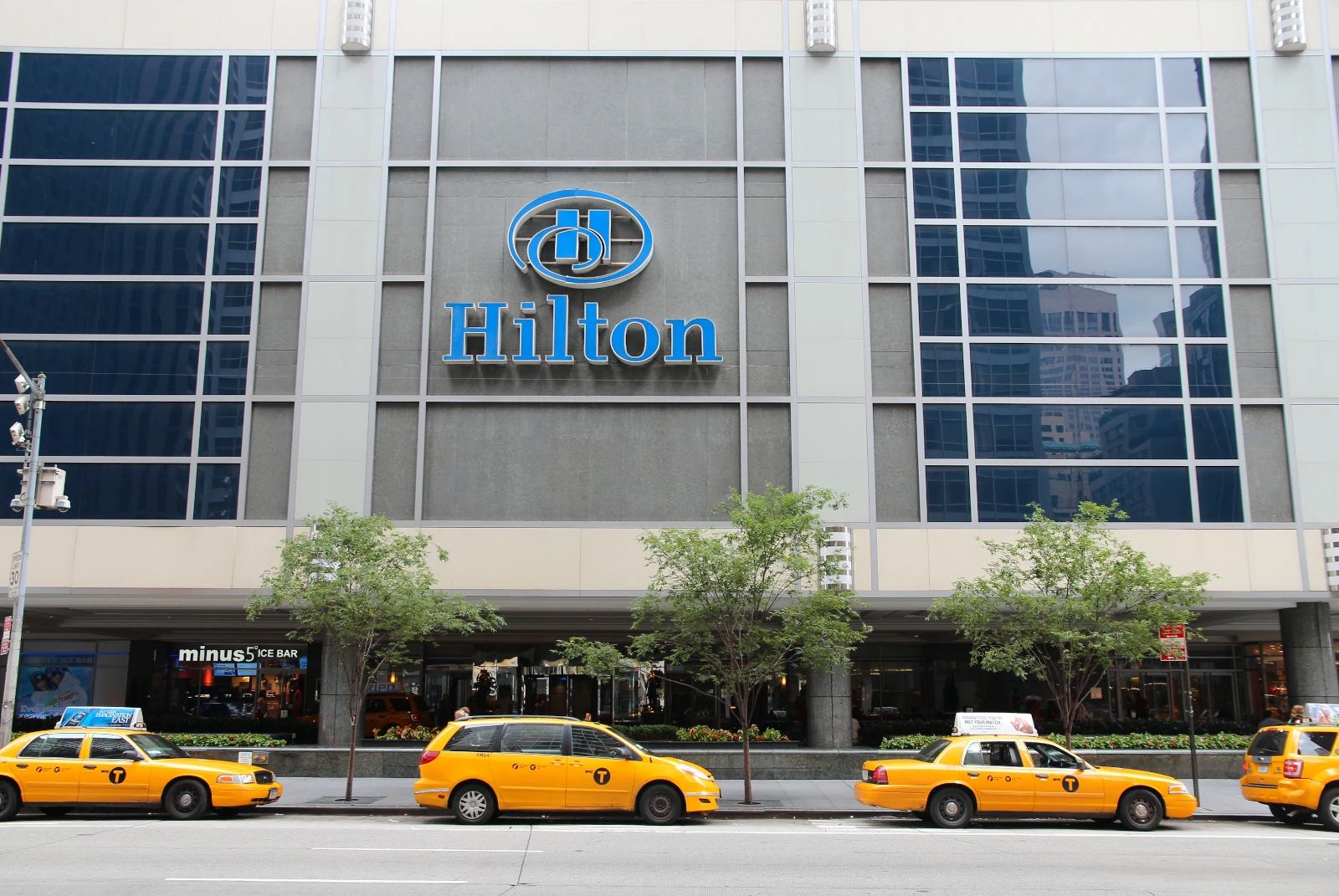 Taxis parken vor Hilton Hotel in New York