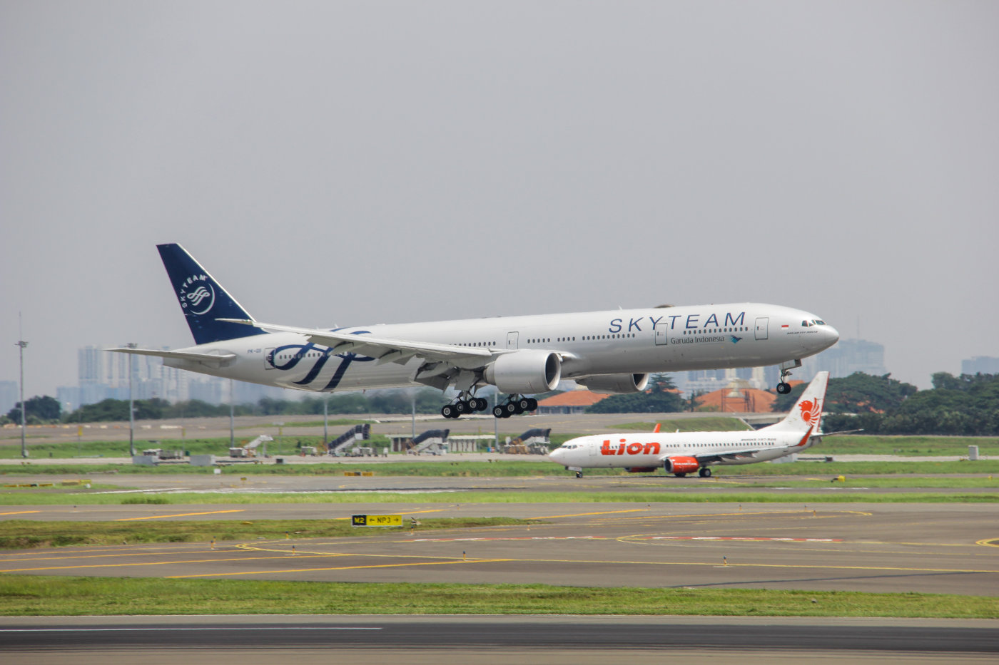 Flugzeug der Garuda Indonesia in SkyTeam Allianz Lackierung 
