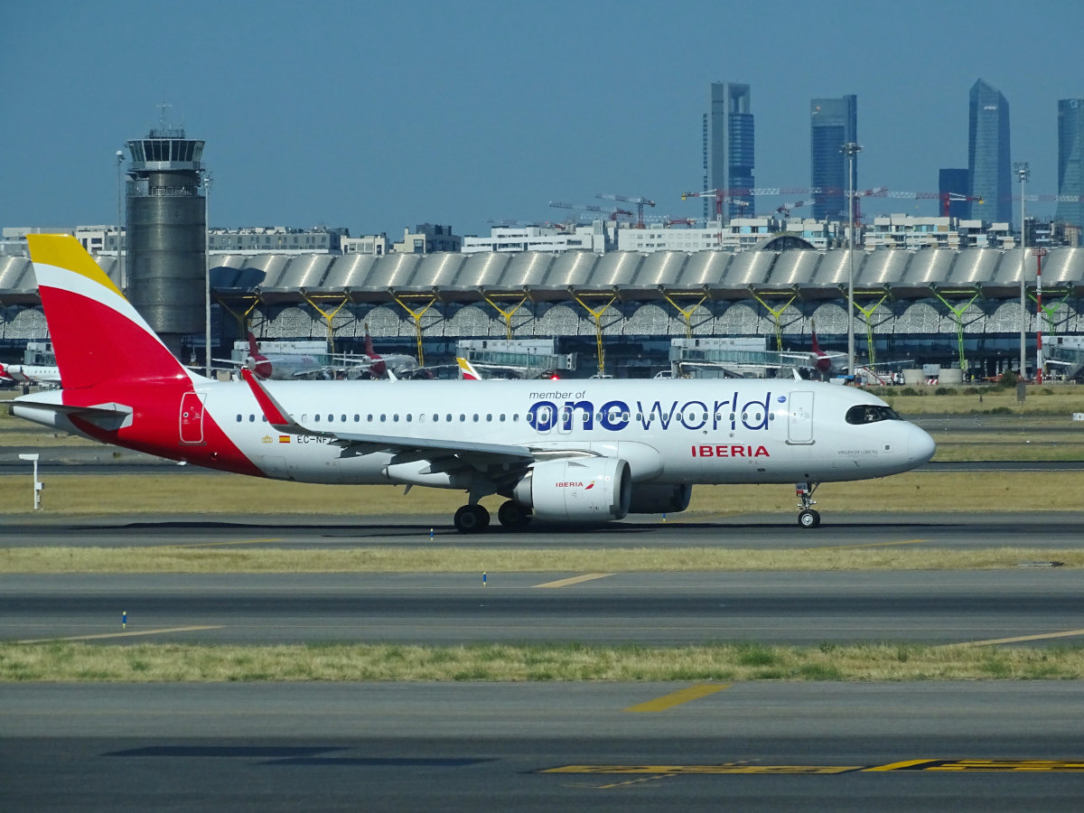Ein Flugzeug der Iberia in Lackierung der Oneworld-Allianz