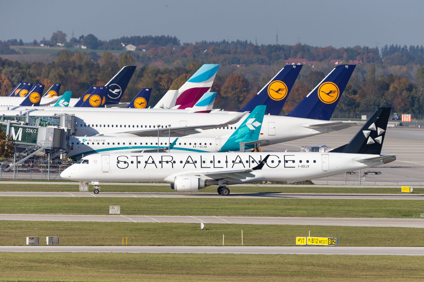 Lufthansa Flugzeug am Münchner Flughafen in Star Alliance Bemalung