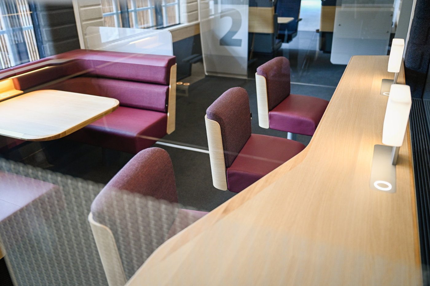das neue Bordrestaurant mit Sitzbezügen in der Farbe Burgundy
