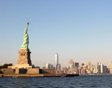 Statue of Liberty mit Blick auf New York City
