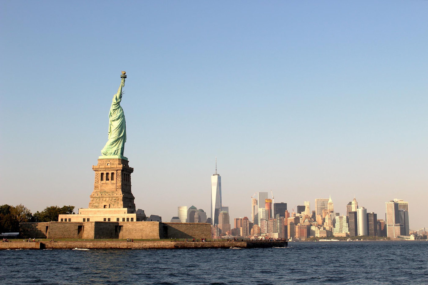 Statue of Liberty mit Blick auf New York City