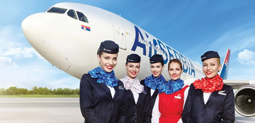 Cre der Air Serbia vor einer A330