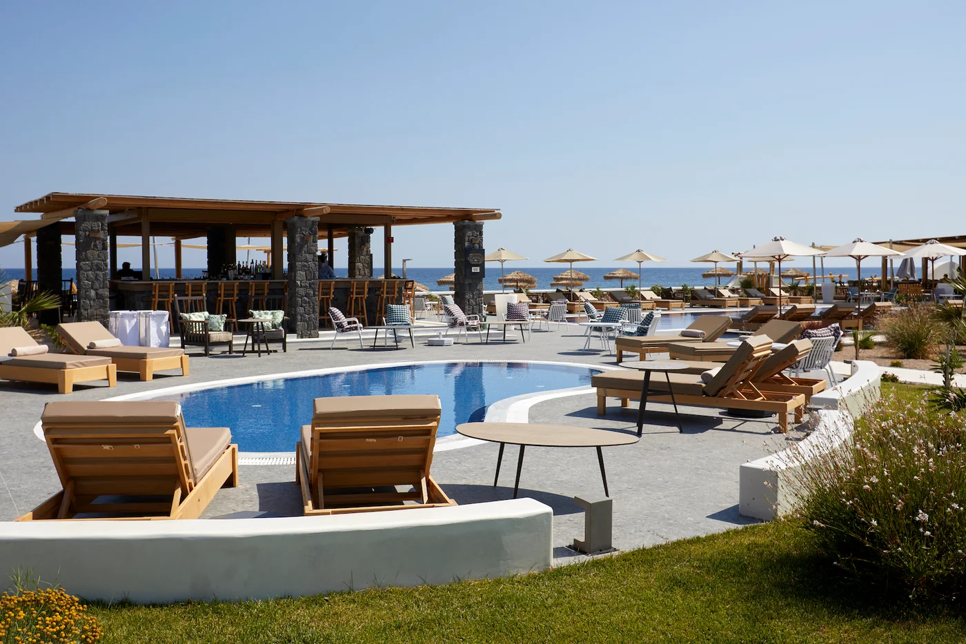 Pool Bar im Sea Breeze Santorini Beach Resort, Curio Collection by Hilton