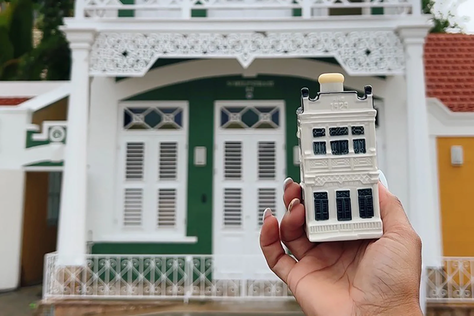 KLM wählte das Ecury-Haus auf Aruba als Basis für sein neues Delfter Porzellan-Miniaturhaus Nr. 103