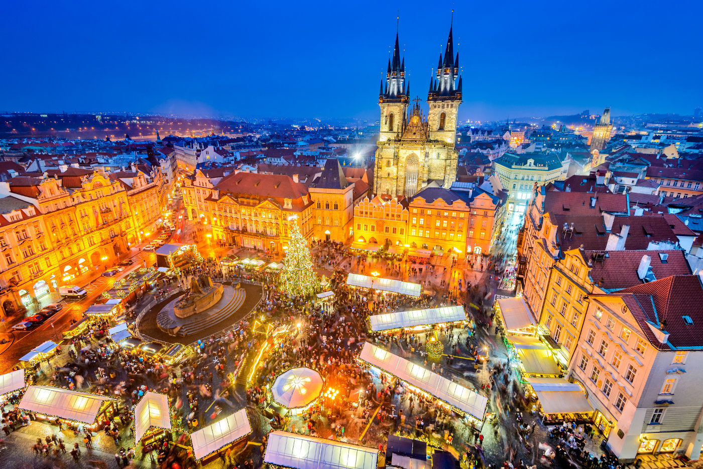 Blick auf den Weihnachtsmarkt in der Altstadt von Prag
