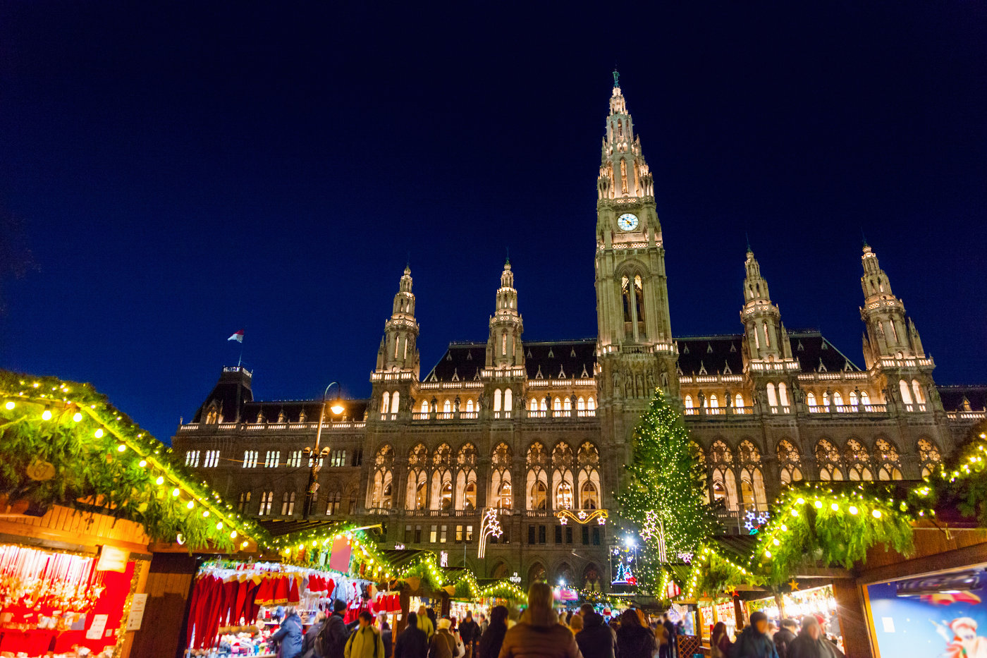 Weihnachtsmarkt Wien mit Rathaus im Hintergrund