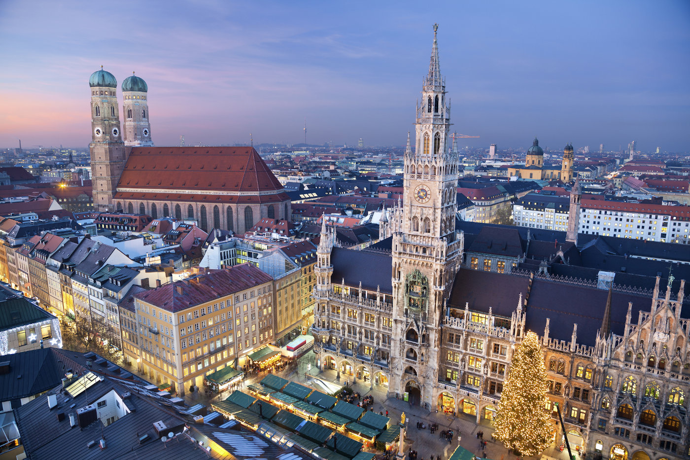 Blick auf das Neue Rathaus und den Münchner Christkindlmarkt