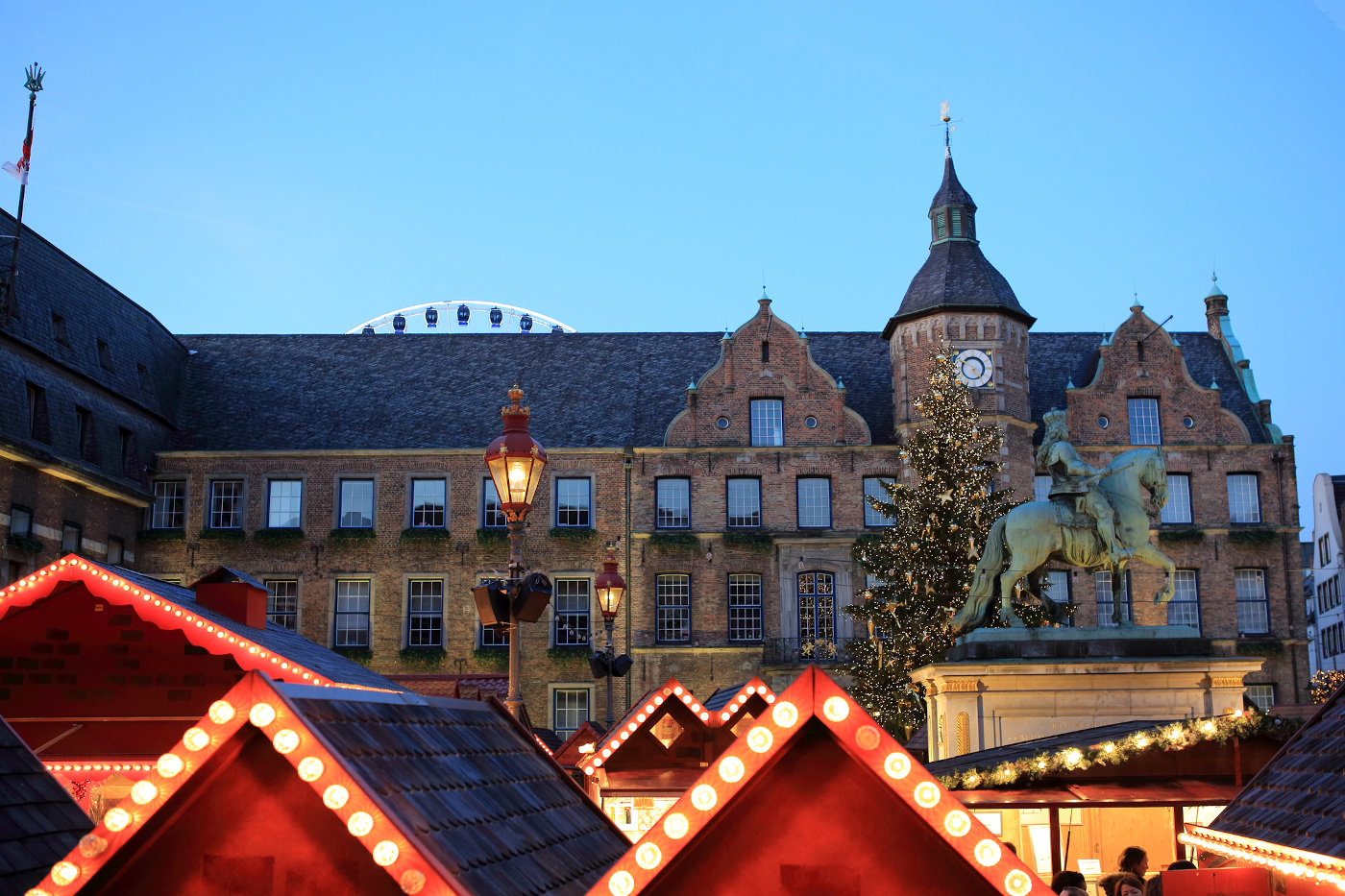 Düsseldorfer Weihnachtsmarkt auf dem Rathausplatz
