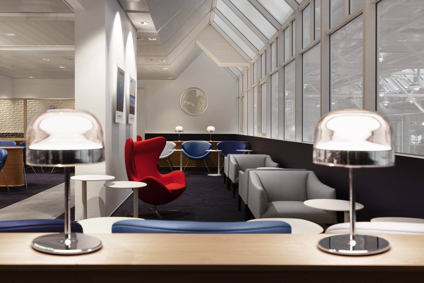 Lampen und Sessel der renovierten Lounge von Air France am Münchner Flughafen