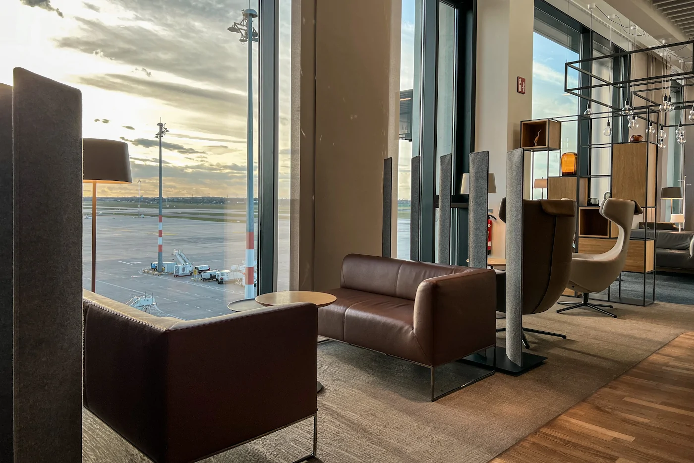 Fensterfront der Lufthansa Business Lounge in Berlin-Brandenburg Airport