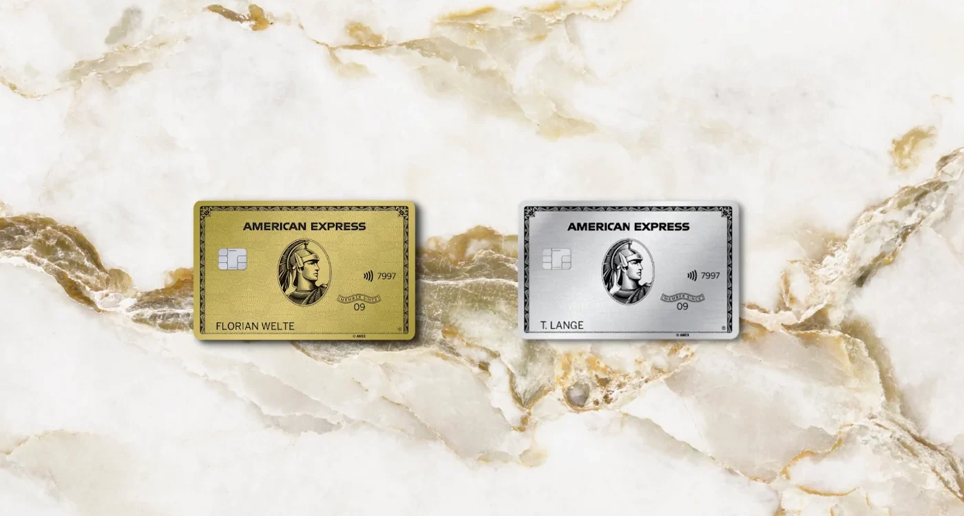 Amex Gold und Amex Platinum Karten nebeneinander auf einer Marmorfläche