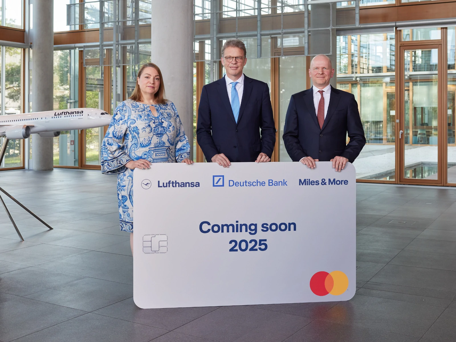 Neue Partnerschaft: Christina Foerster, Mitglied des Vorstandes der Deutschen Lufthansa AG, mit Christian Sewing,Vorstandsvorsitzender der Deutschen Bank, und Mastercard CEO Michael Miebach