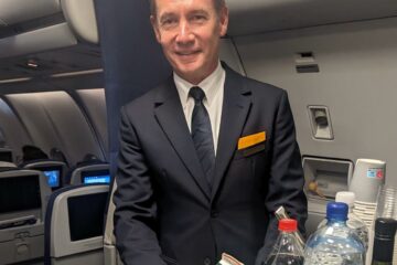 Lufthansa CEO Jens Ritter arbeitete einen Tag in der Rolle eines Flugbegleiters