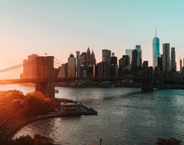 Blick auf die Brooklyn Bridge und Manhatten im Hintergrund bei Sonnenuntergang