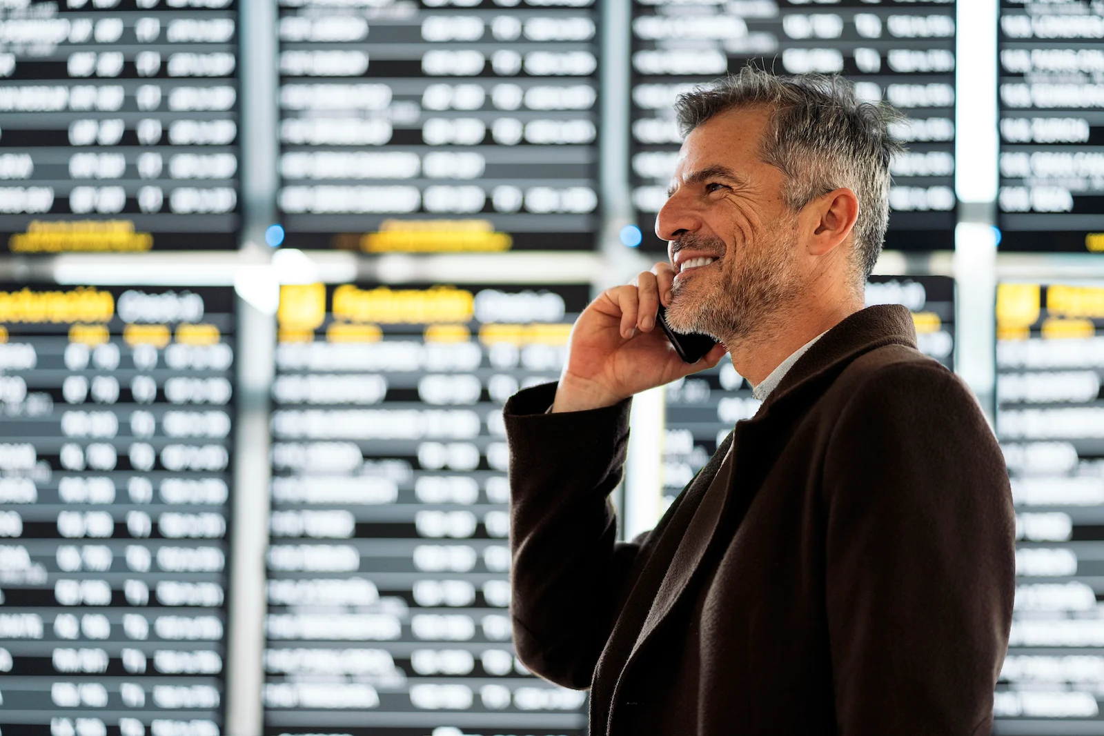 Mann telefoniert an einem Flughafen 