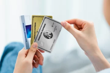 American Express Karten in einer Hand