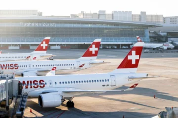 geparkte Flugzeuge der SWISS Airlines am Terminal des Flughafen Zürich Kloten (ZRH)