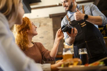 Kontaktlose Bezahlung für Speisen im Restaurant mit Kreditkarte